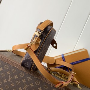 「#20065」Louis Vuitton Bags; Chip  M14106 ( 16.0 x 21.0 x 6.0  cm